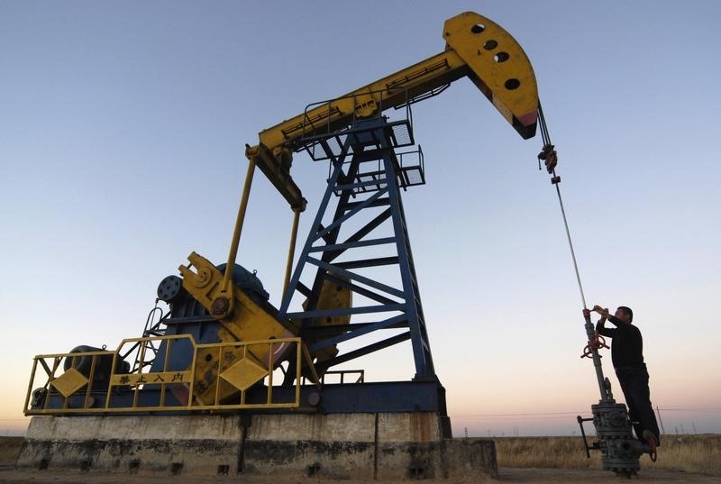 Станок-качалка компании PetroChina на нефтяном месторождении в Китае 4 ноября 2007 года. Нефть Brent упала во вторник до нового 5,5-летнего минимума, так как опасения о переизбытке поставок перевесили страхи, вызванные срывом добычи в Ливии. REUTERS/Stringer