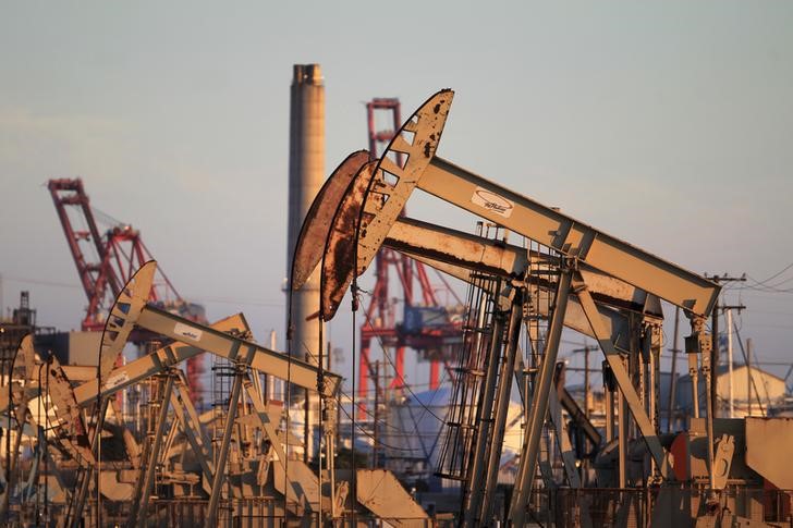 Станки-качалки на нефтяном месторождении в Калифорнии 30 июля 2013 года. Цены на нефть растут, но подъем может оказаться кратковременным из-за повышенного предложения и слабых экономических показателей крупнейших потребителей нефти. REUTERS/David McNew
