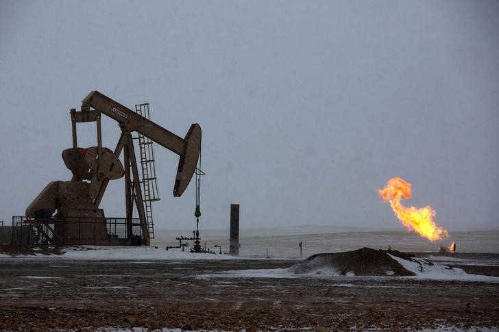 Нефтяной станок-качалка в окрестностях города Уиллистон, Северная Дакота, 11 марта 2013 года. Цены на нефть растут за счет снижения процентных ставок в Китае и ожиданий, что ОПЕК решит снизить добычу на совещании в четверг. REUTERS/Shannon Stapleton
