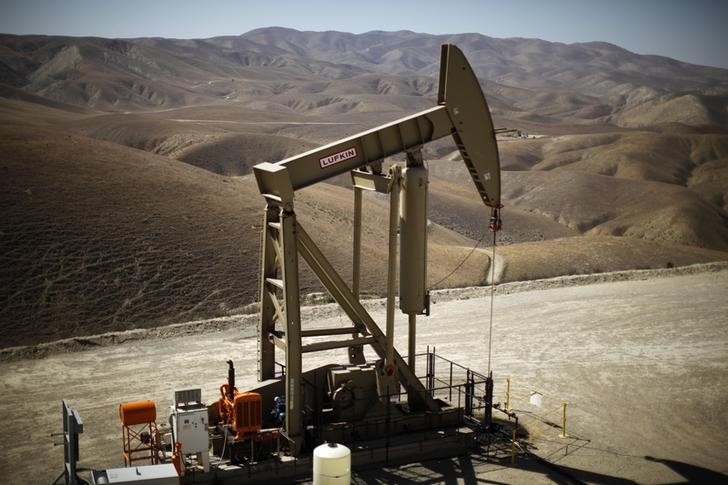 Станок-качалка на нефтяном месторождении Monterey Shale в Калифорнии, 29 апреля 2013 года. Цена нефти Brent опустилась ниже $109 за баррель и может завершить в минусе восьмую сессию подряд, чего не случалось четыре года. REUTERS/Lucy Nicholson